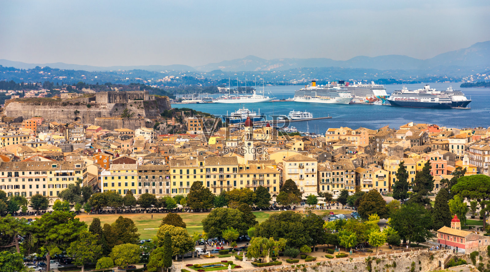 克基拉全景，科孚岛首府，希腊。在夏日阳光明媚的日子里，看Kerkyra美丽的建筑。科孚岛,希腊。照片摄影图片