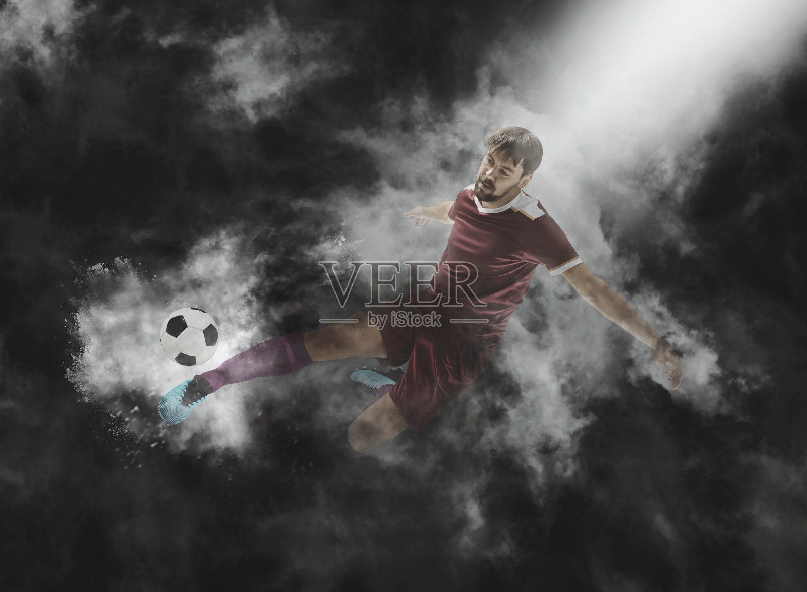 动作中的足球运动员照片摄影图片