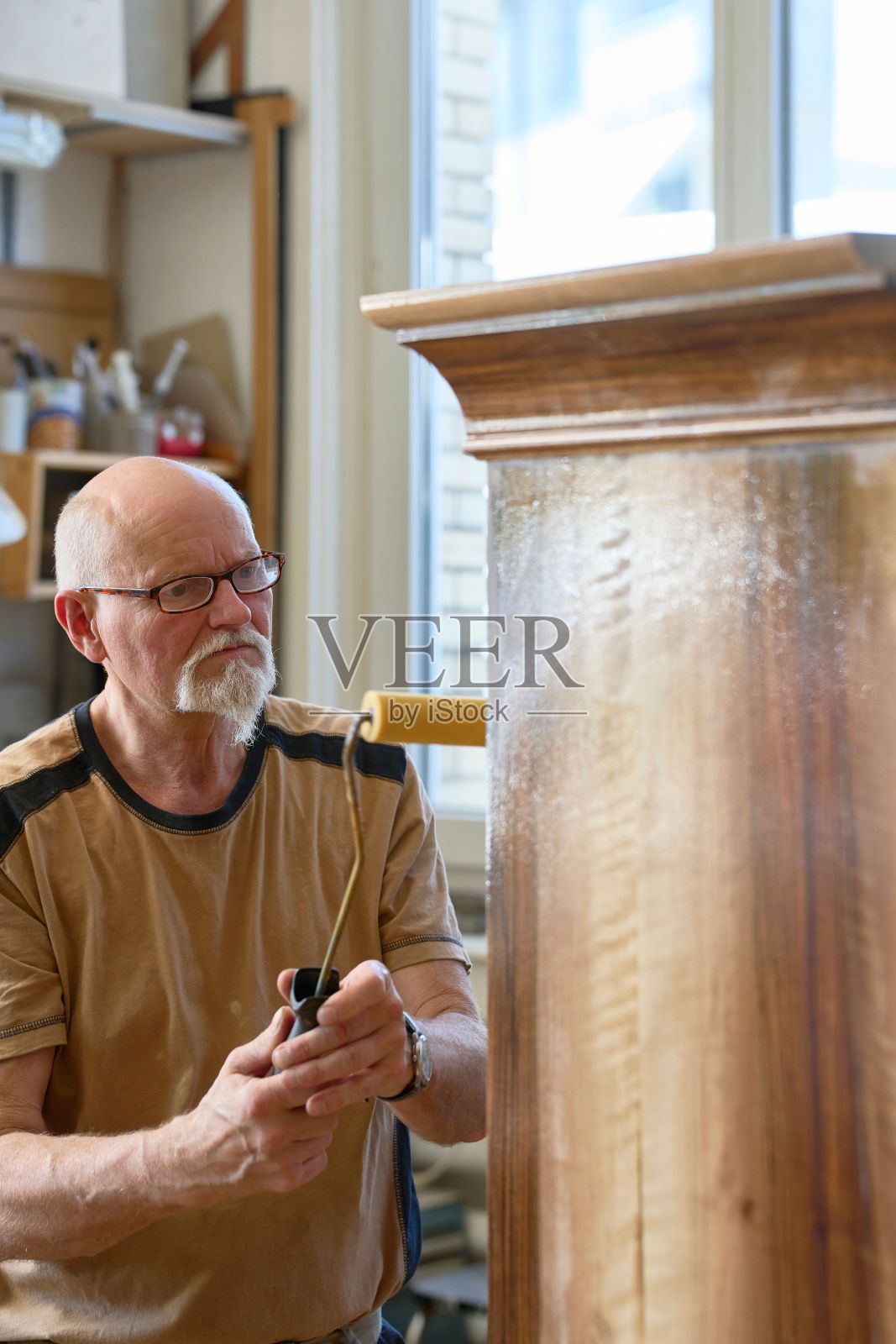 一个白人木匠在他的工作室工作的美丽镜头照片摄影图片