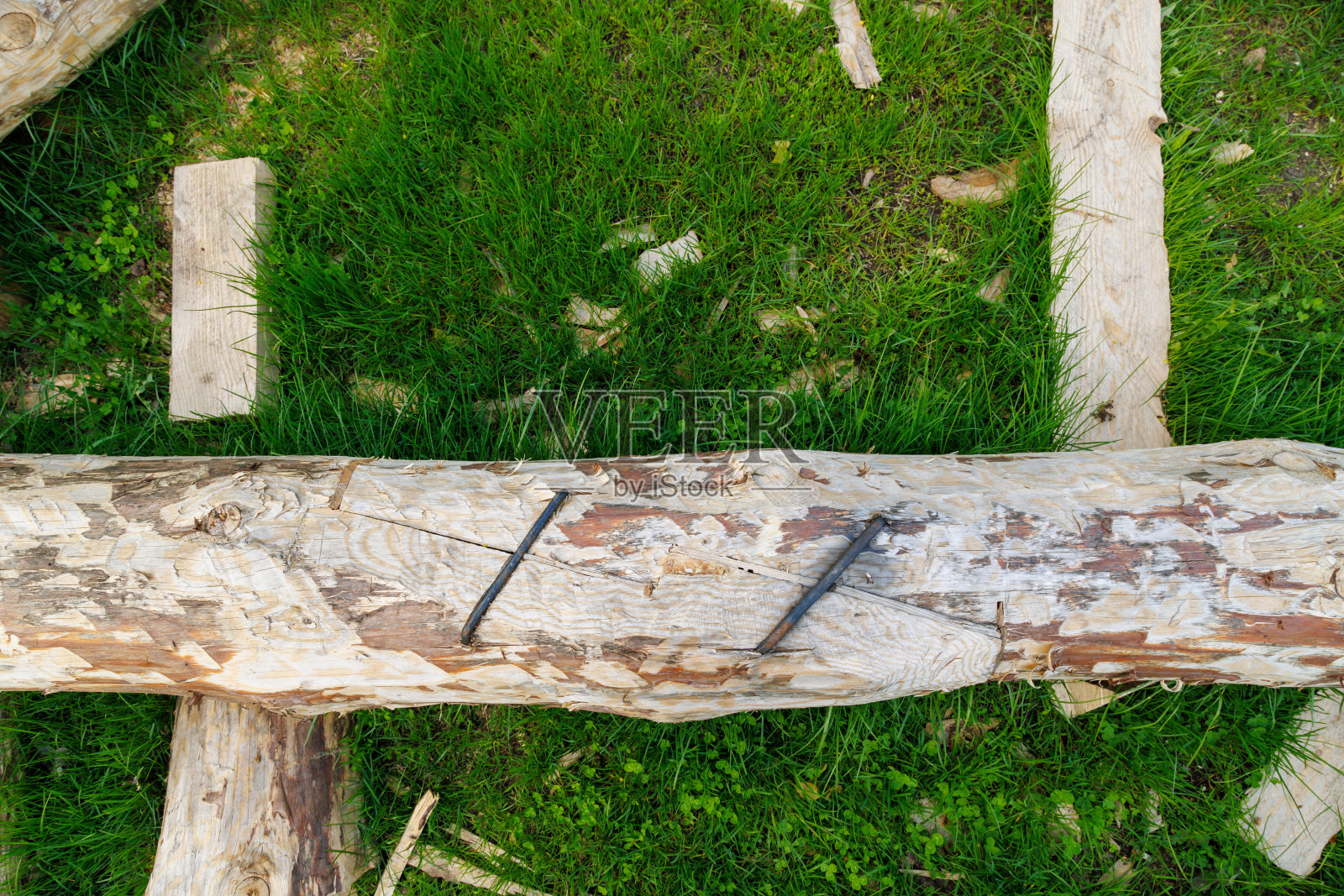 传统的固定纵向连接原木与两个钢支架照片摄影图片