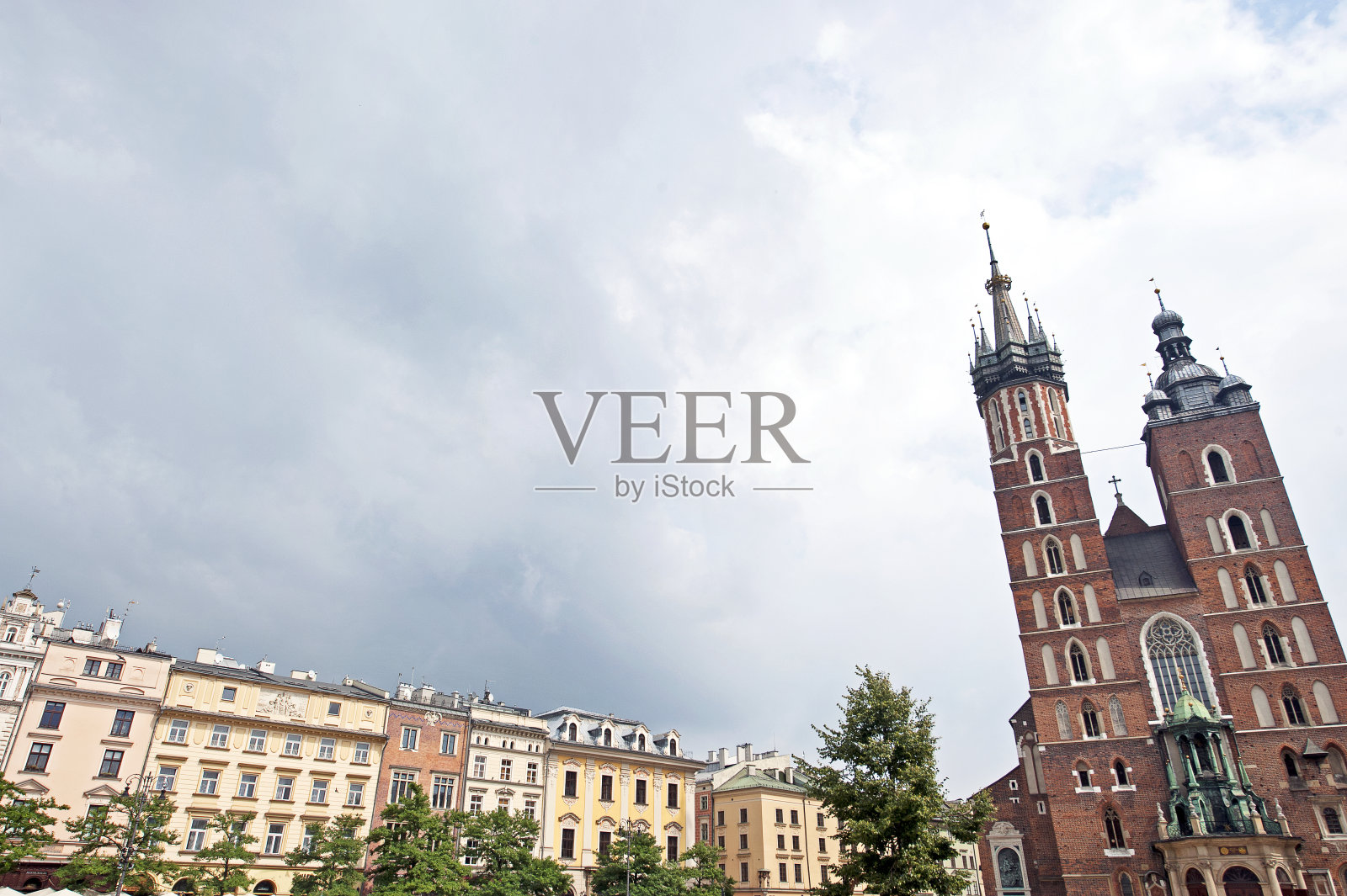 克拉科夫，瑞尼克光辉广场，圣玛丽大教堂附近的穆迪天际线照片摄影图片