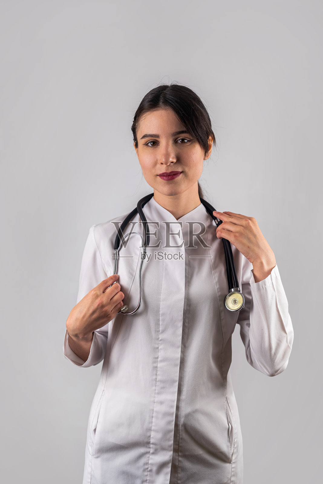 妇产科女医生的美丽笑容引起了患者的信任。照片摄影图片