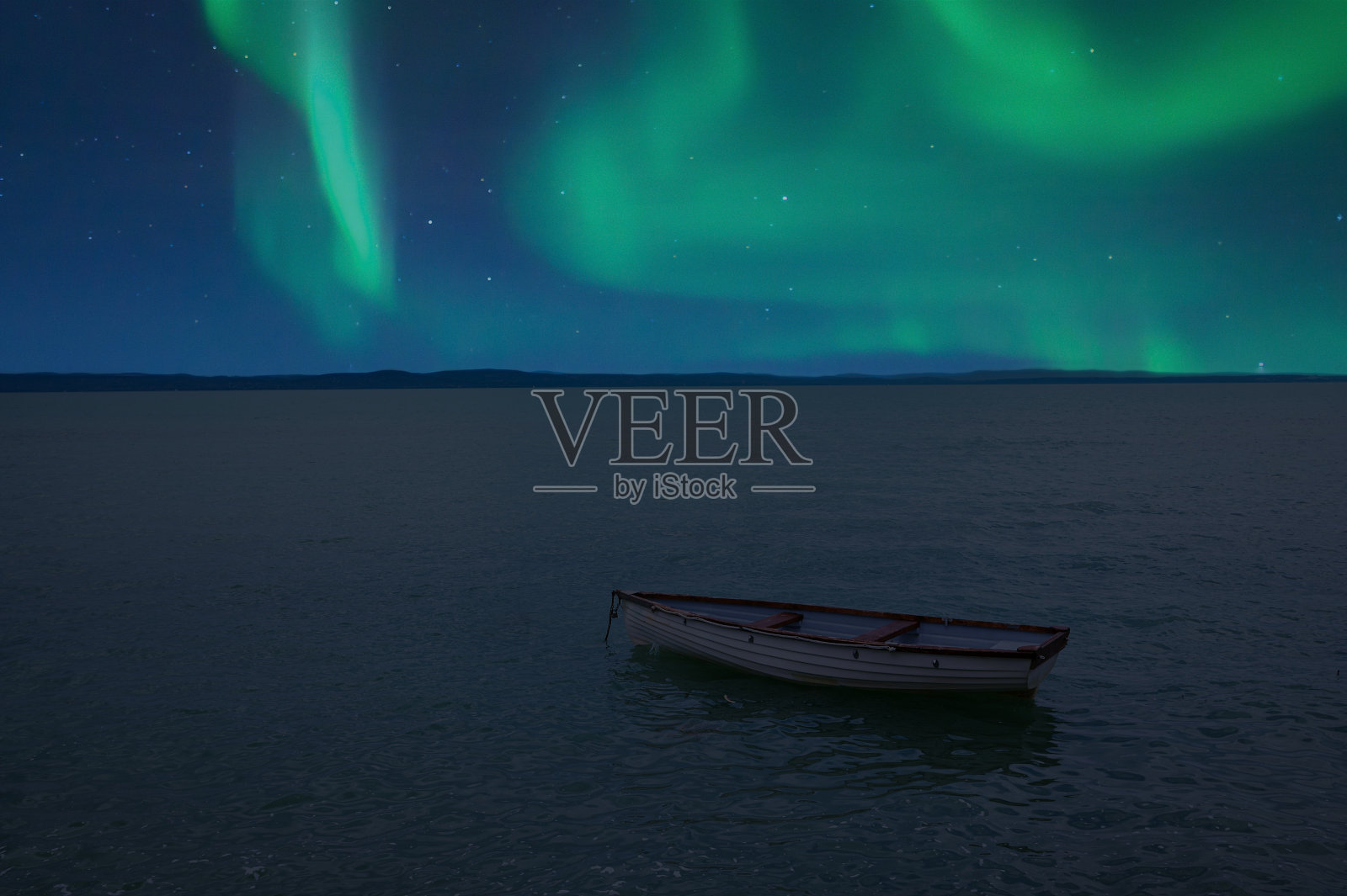 北极光照耀在湖中的划艇上照片摄影图片