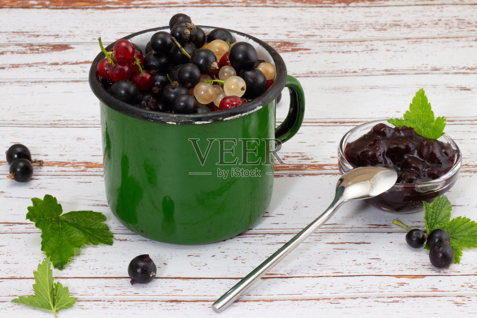 醋栗在金属杯里照片摄影图片