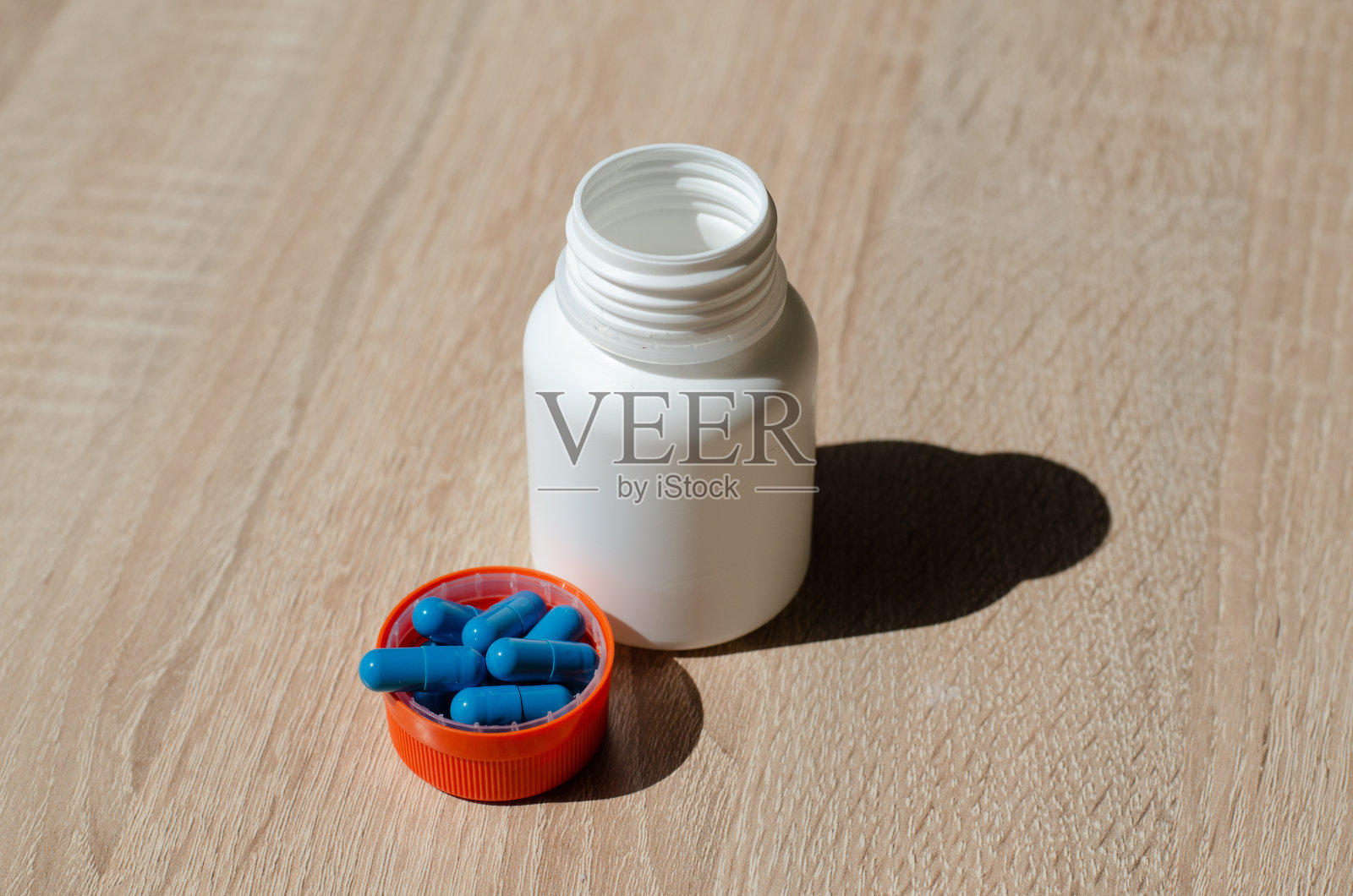 储存药片的盒子。多种颜色的维生素和药物胶囊。感冒药。医学和医疗保健。装有药品的家用急救箱。照片摄影图片