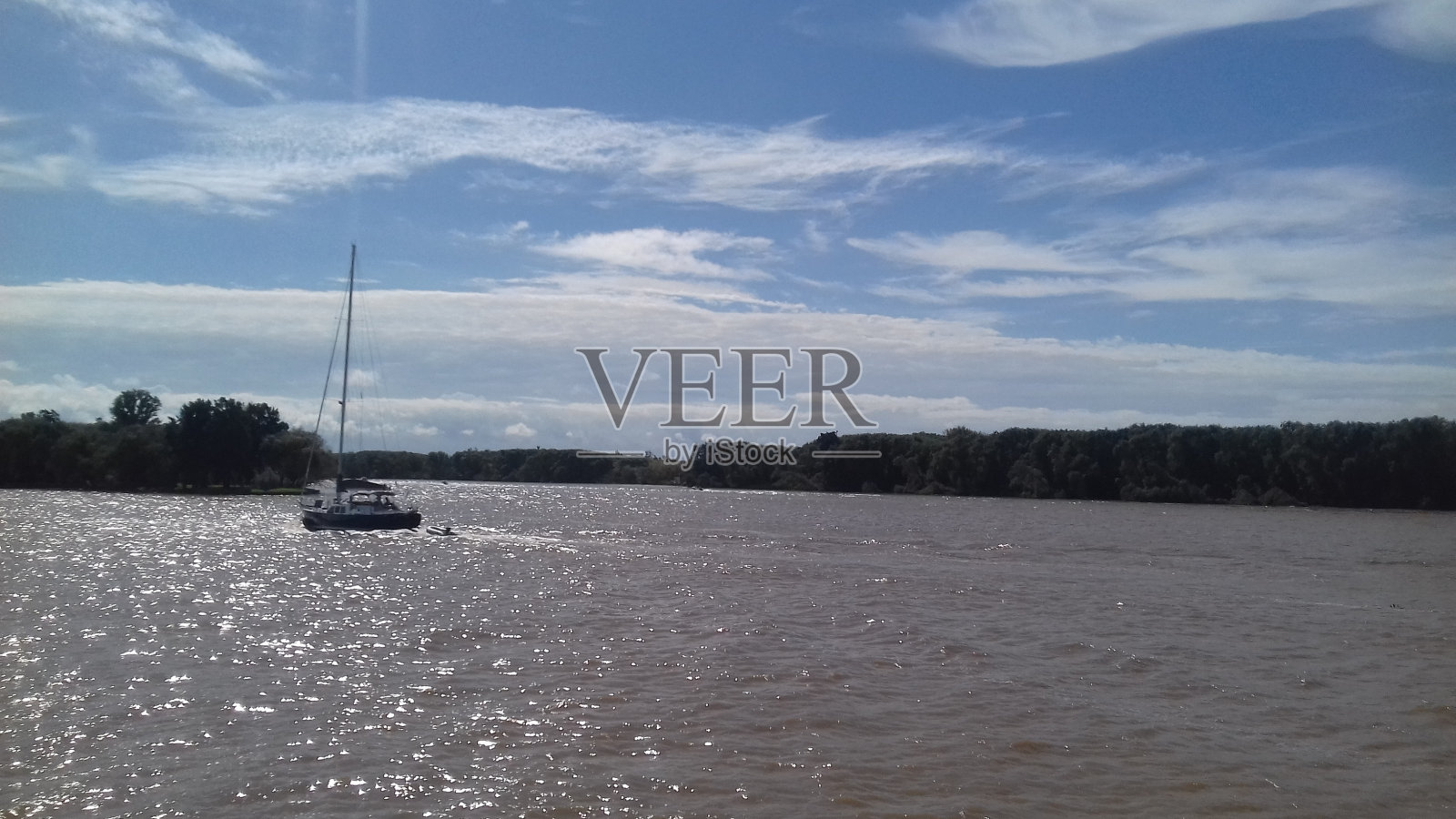 河中的船照片摄影图片