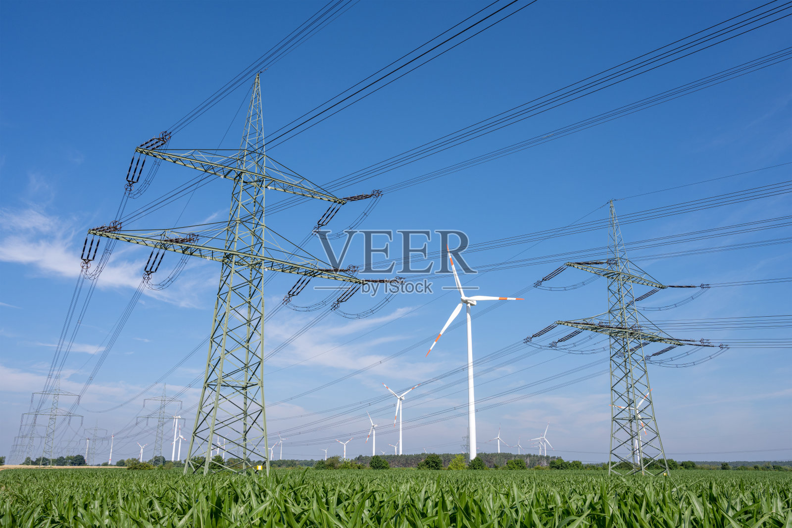 背景是风力涡轮机的电力线照片摄影图片