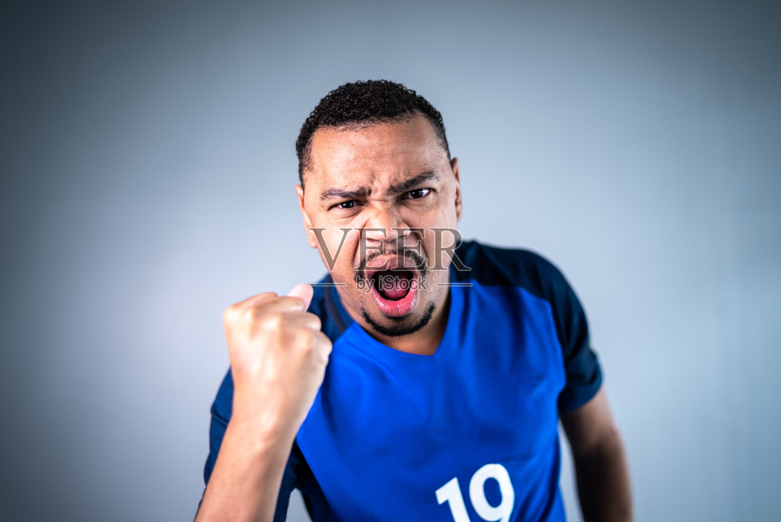 男运动员/粉丝穿着蓝色制服庆祝照片摄影图片