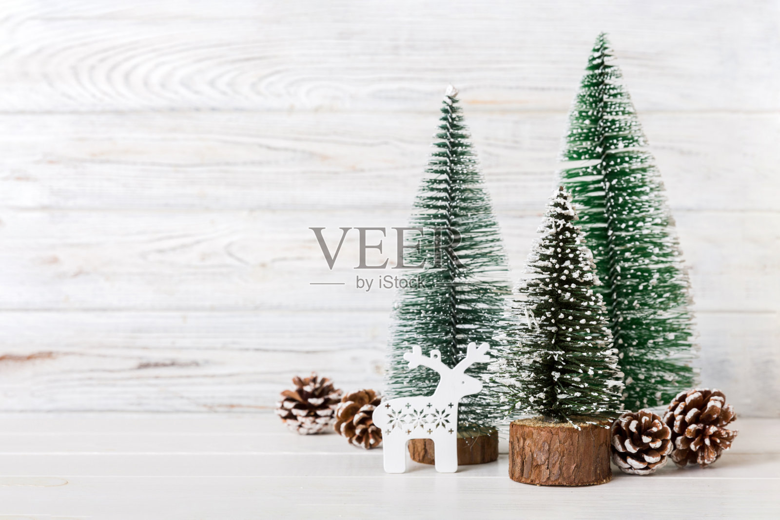 圣诞组成。工艺礼盒，小树，树枝和手工DIY装饰白色背景。新年的概念。平铺，俯视图，拷贝空间照片摄影图片