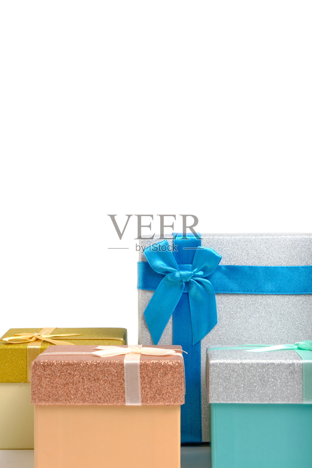 节日礼物在礼品盒白色背景。照片摄影图片