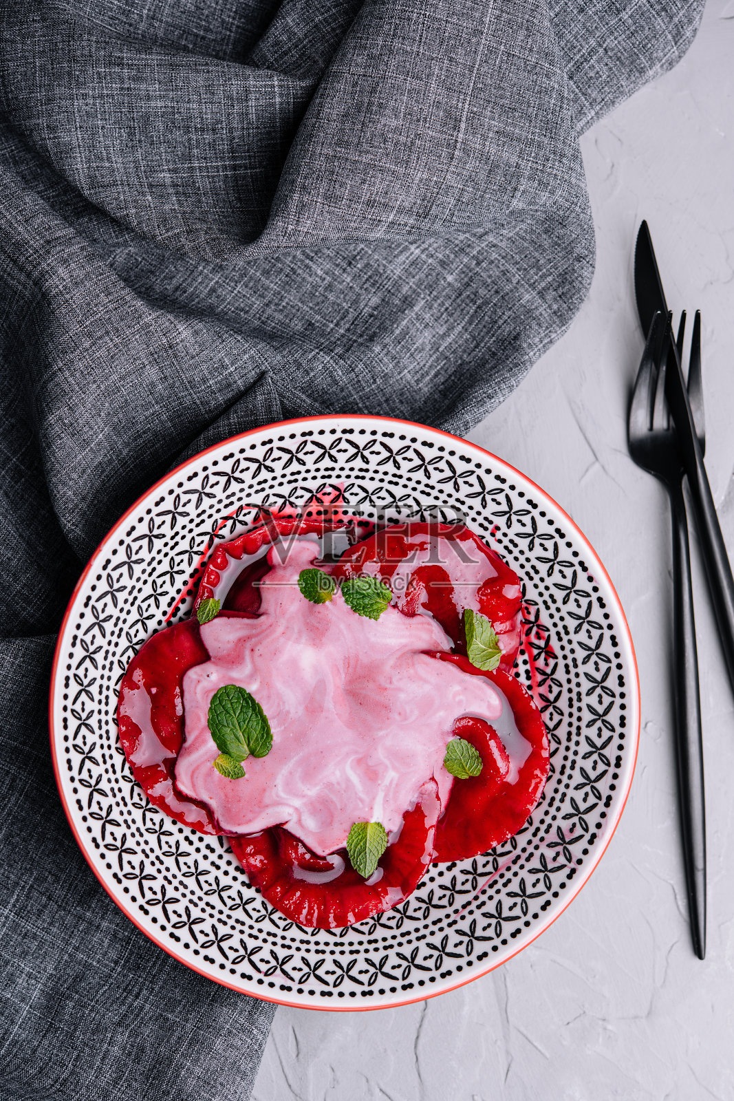 纯素红色意式馄饨，配上奶油酱汁的甜菜根照片摄影图片