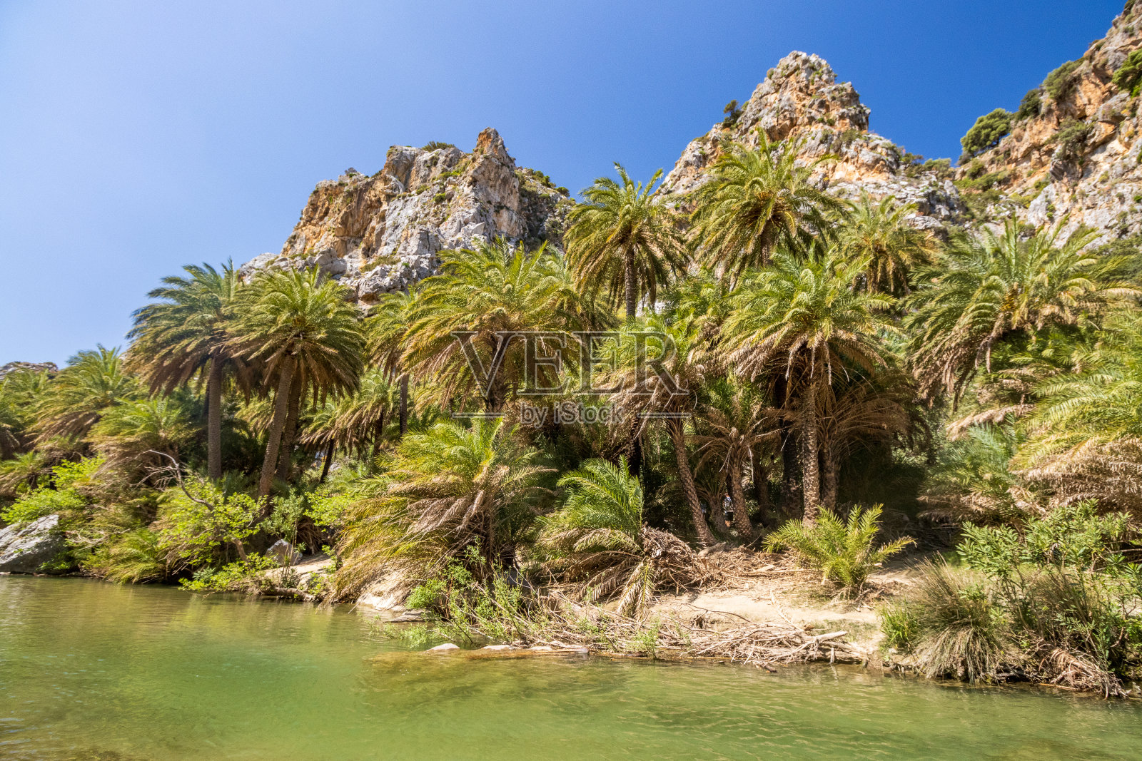 在希腊克里特岛的Agios Vasilios市的Preveli海滩照片摄影图片