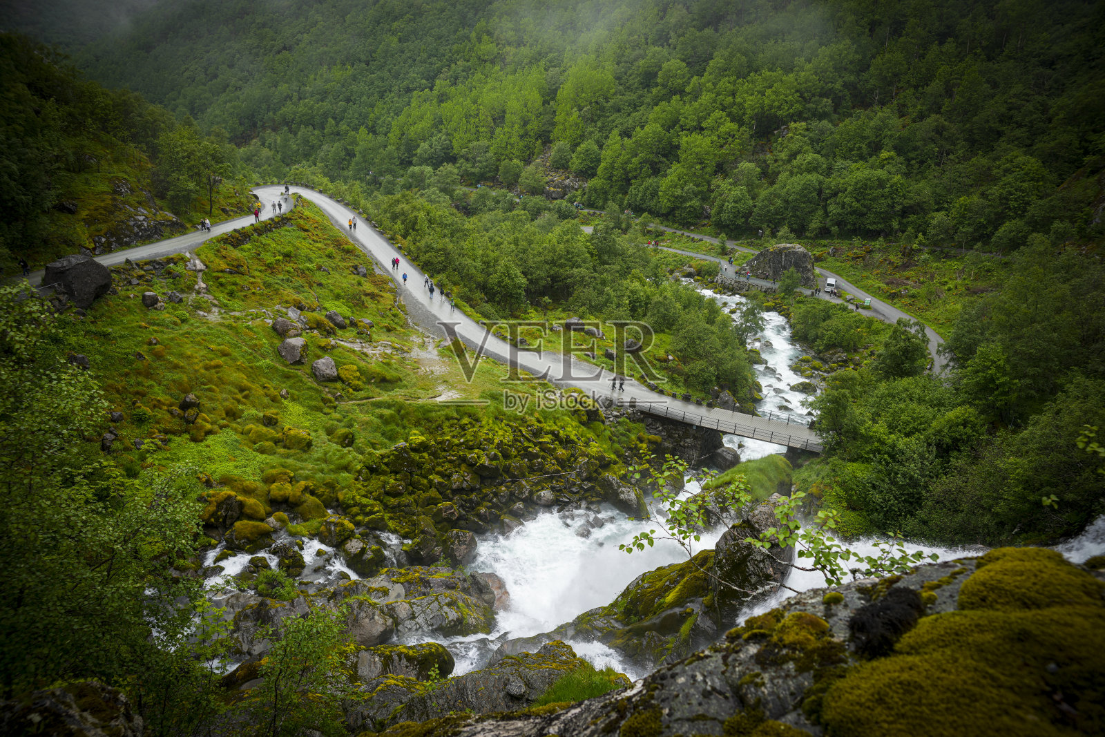 瀑布和融水河在山谷接近布里克斯达尔冰川在挪威。照片摄影图片