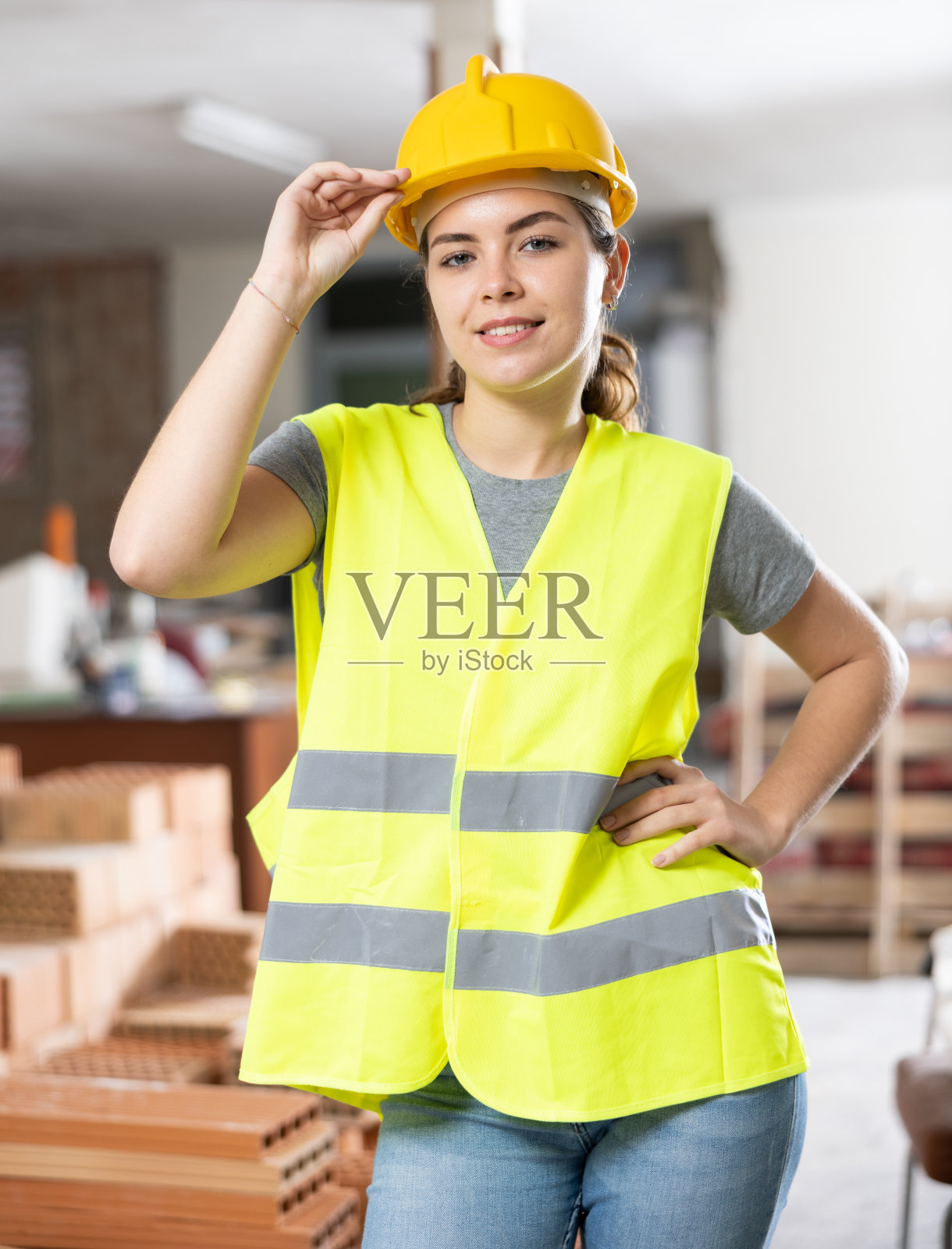 女建筑工在室内建筑工地摆拍照片摄影图片