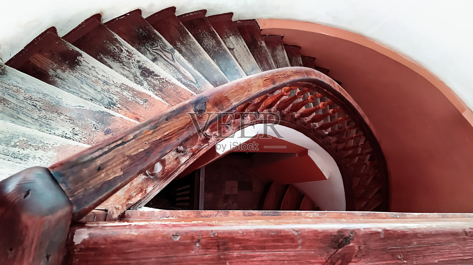 老红木旋转楼梯，俯视图。照片摄影图片