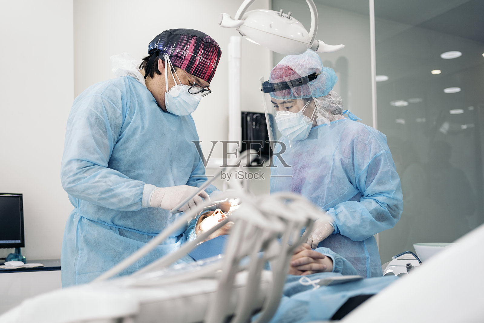 在牙科诊所工作的牙医照片摄影图片