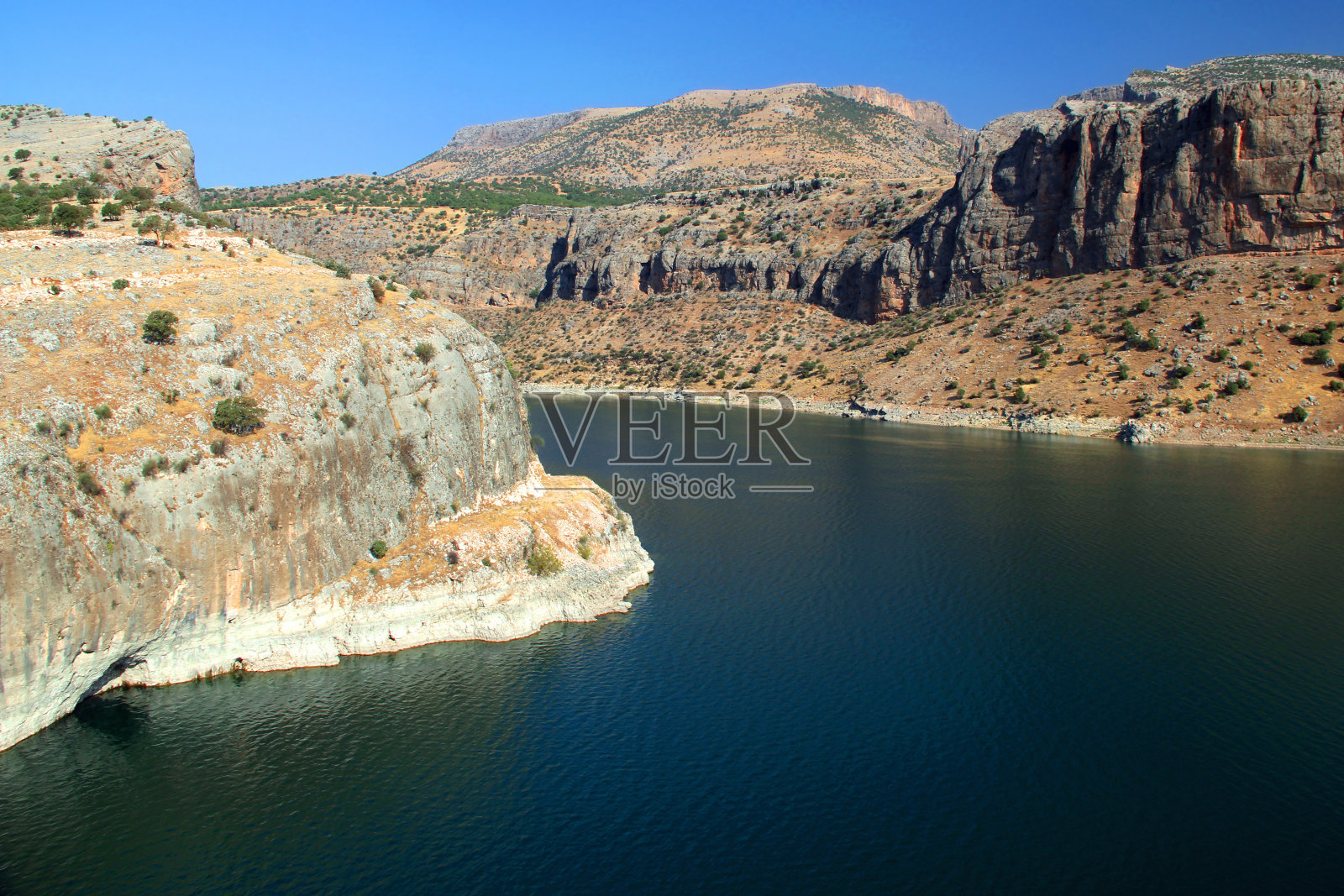 安纳托利亚东南部幼发拉底河地区的山脉和光滑的表面照片摄影图片