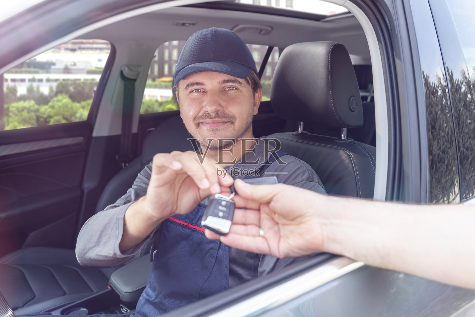 把车送给汽车修理工照片摄影图片