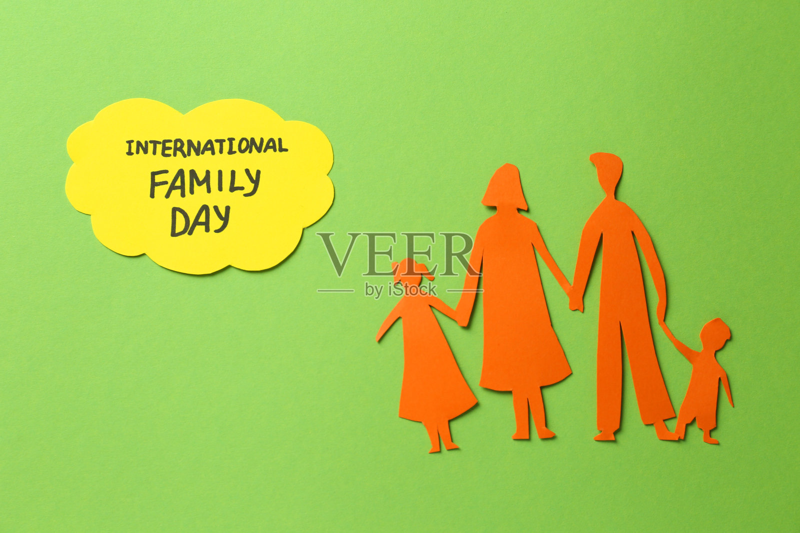 纸剪纸和卡片文字国际家庭日在浅绿色的背景，平坦的铺设照片摄影图片