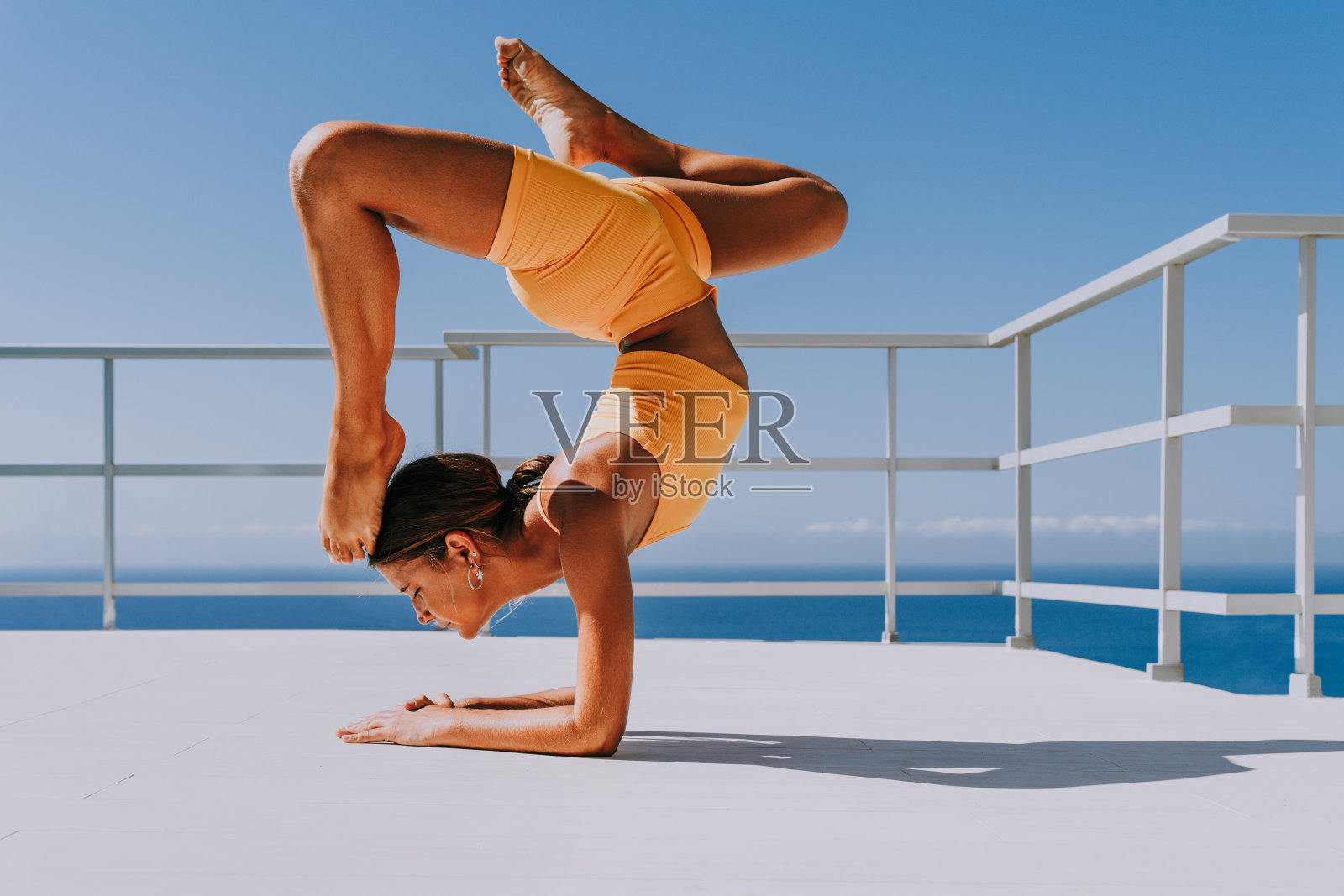 美丽活泼的女人在做瑜伽运动照片摄影图片