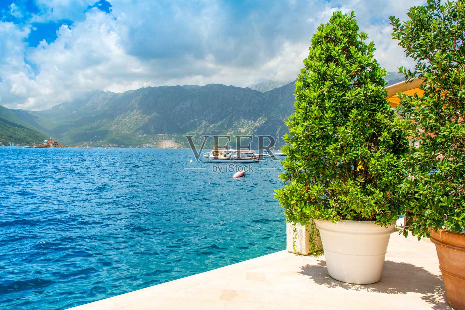美丽的夏季风景科托尔湾海岸线-博卡湾照片摄影图片