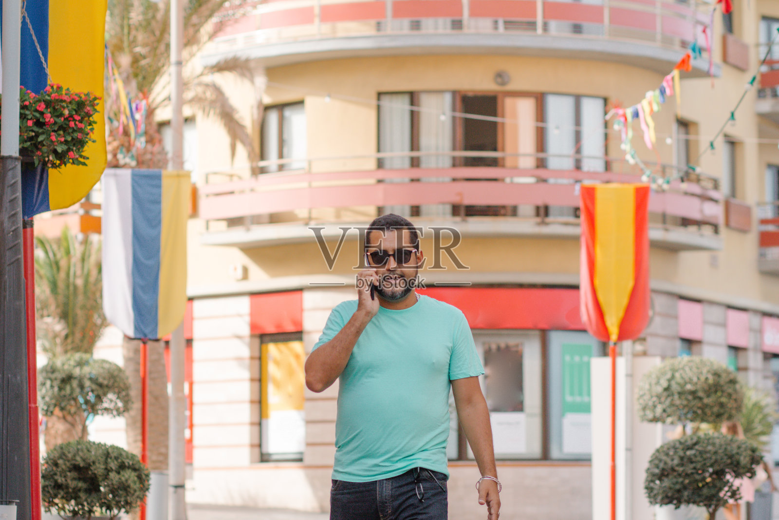 帅哥在城里用智能手机照片摄影图片