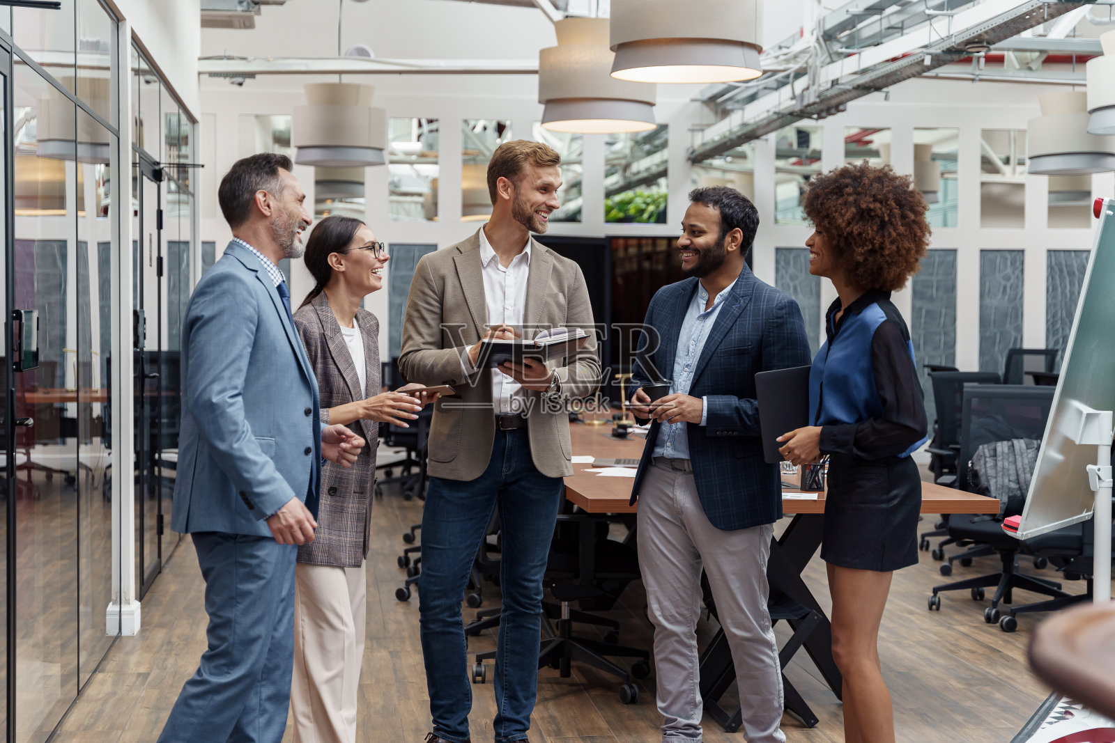 不同种族的商务人士在办公室休息时交谈，团队合作理念照片摄影图片