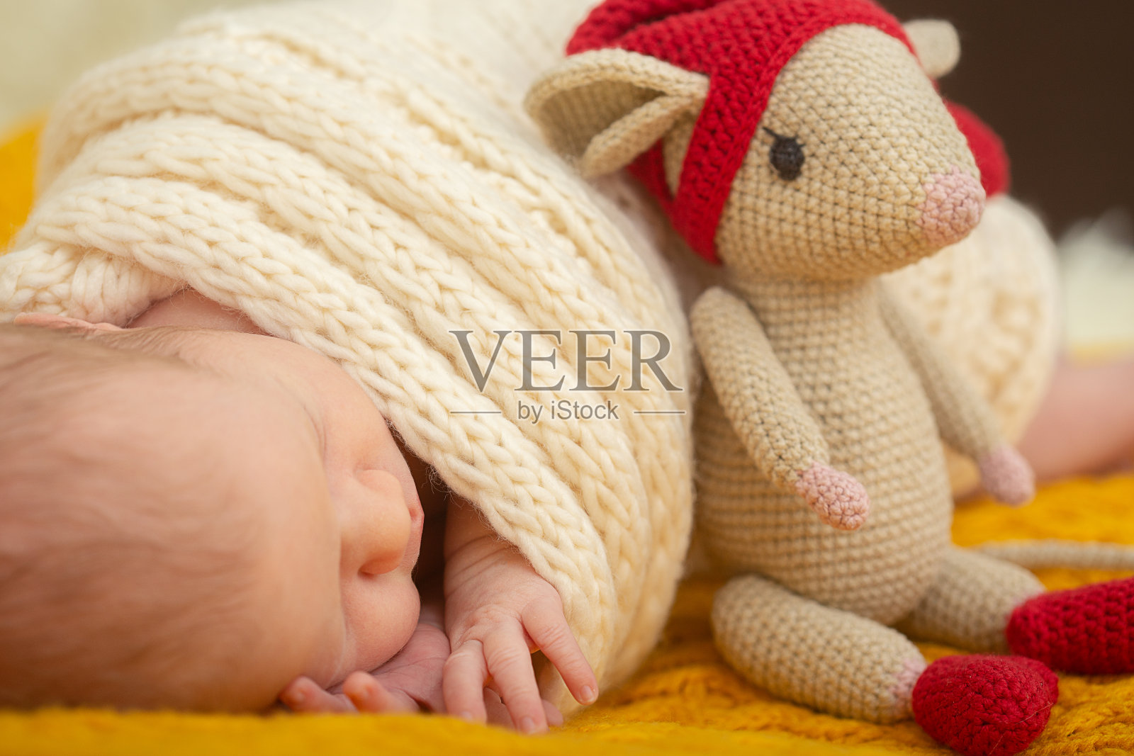 可爱的新生儿睡觉照片摄影图片