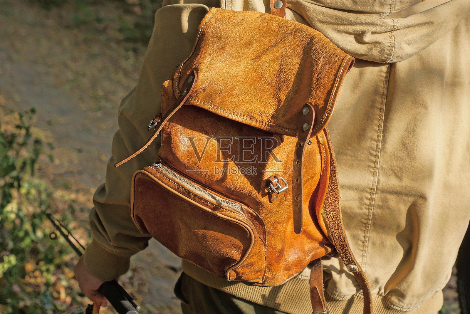 一个男人背上的棕色皮革军用背包照片摄影图片