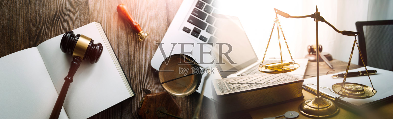 男律师在法庭上拿着合同文件和木槌工作。正义与法律，律师，法庭法官，概念。照片摄影图片