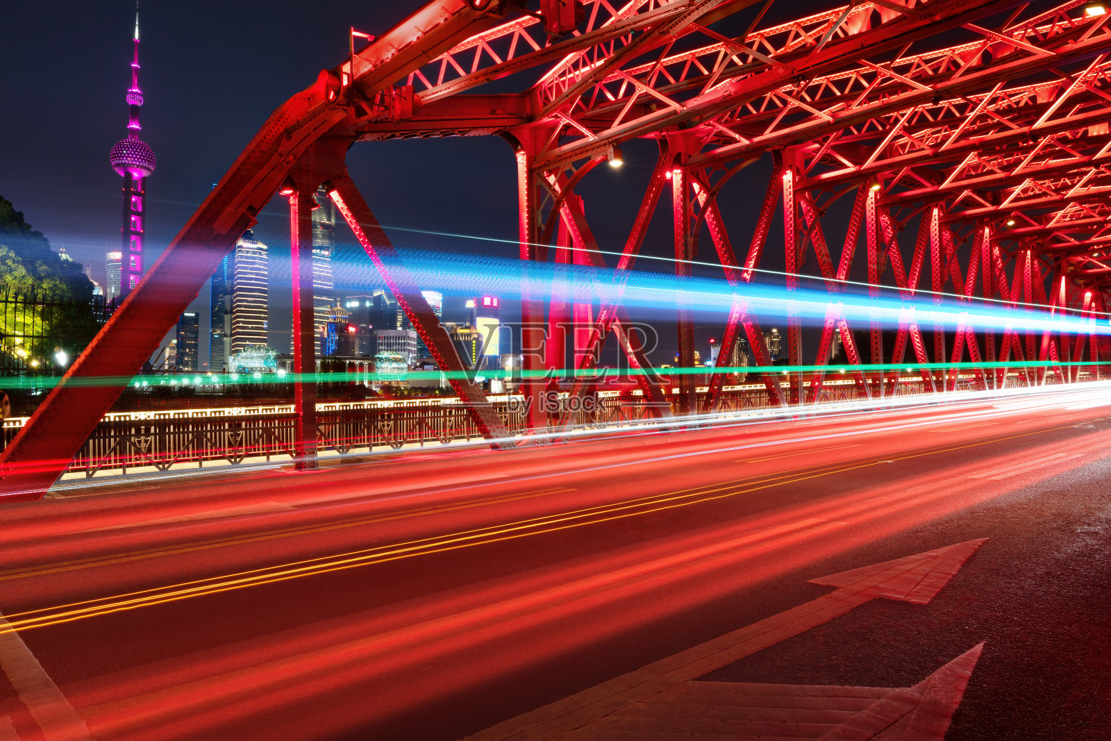 美丽的轻轨公路在晚上，上海，中国，照片摄影图片