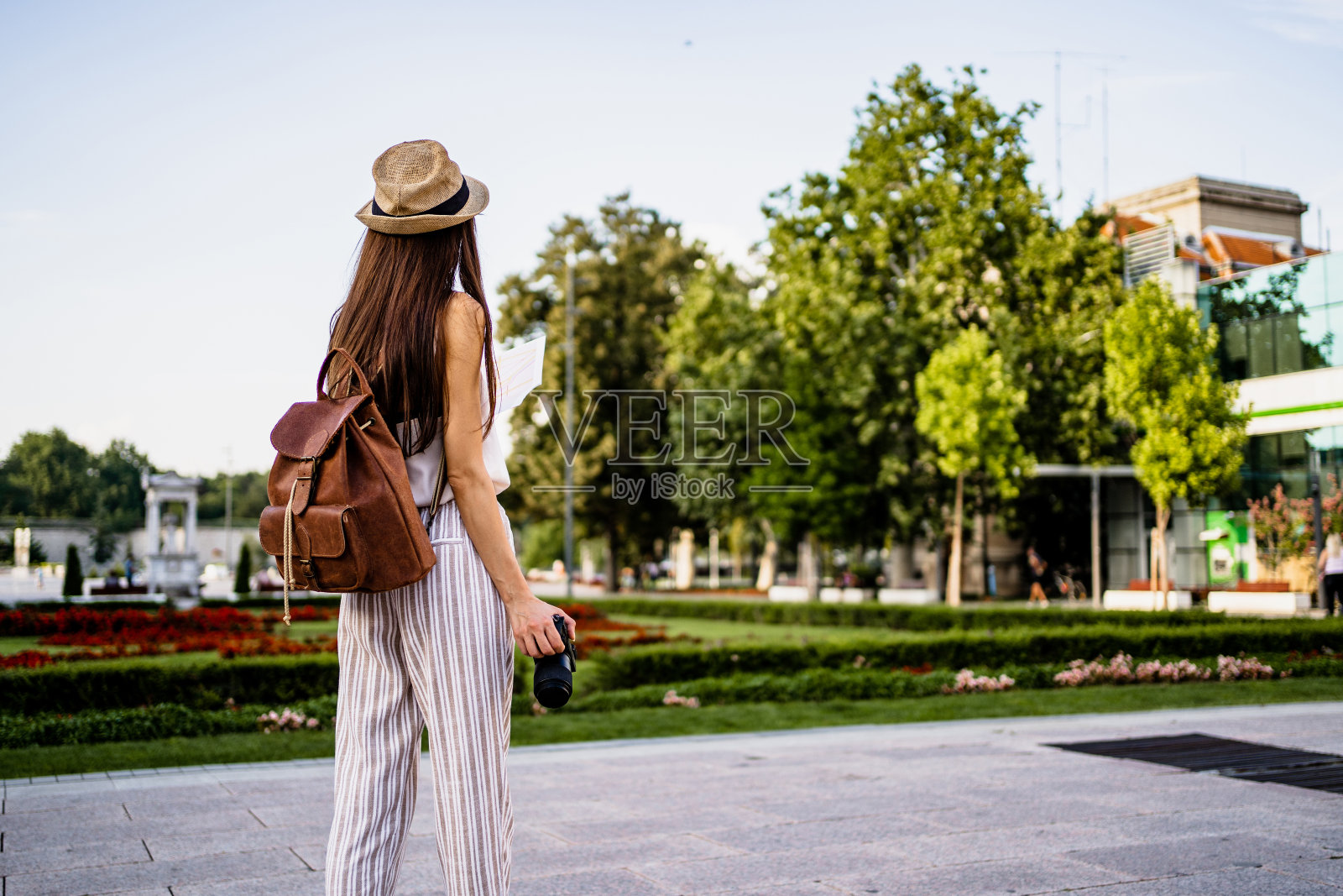 暑假到欧洲旅游，年轻女游客喜欢游览城市。照片摄影图片
