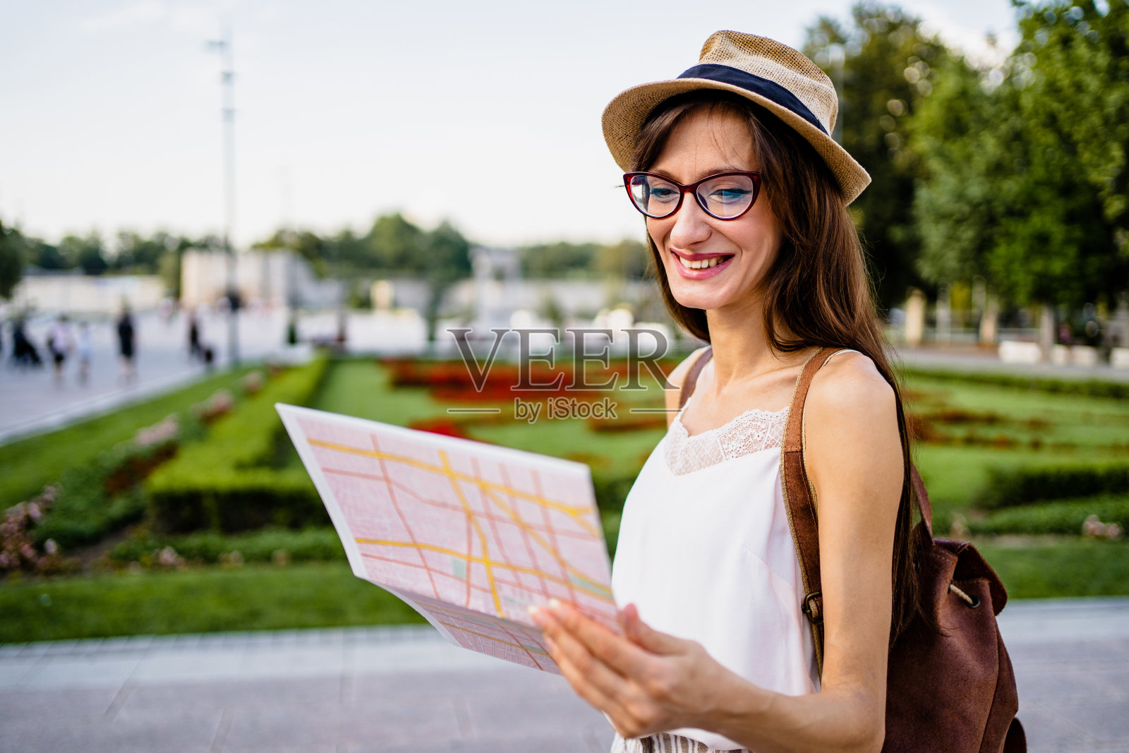 去欧洲旅游，年轻女游客在街上看地图，暑假。照片摄影图片