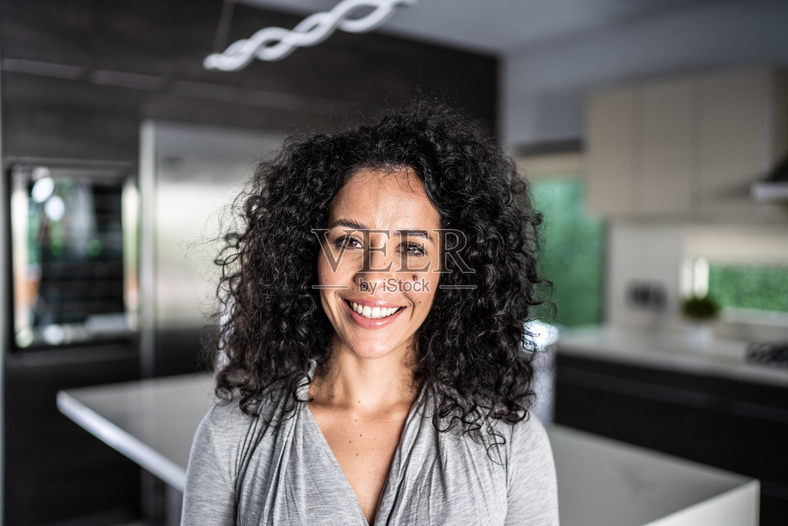 家中厨房里的中年妇女肖像照片摄影图片