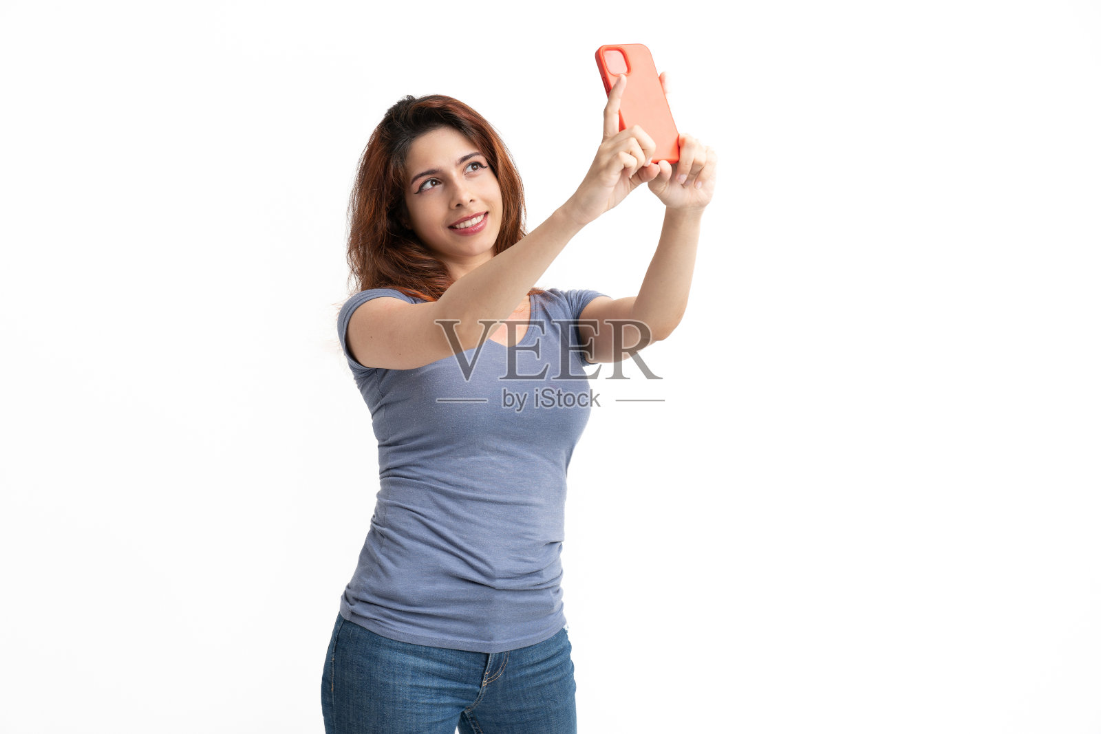 白底女人用手机拍照照片摄影图片