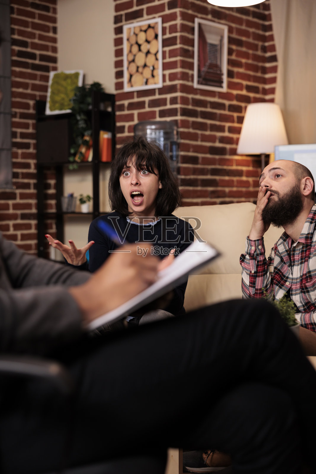 男性心理医生在夫妻治疗时做记录照片摄影图片