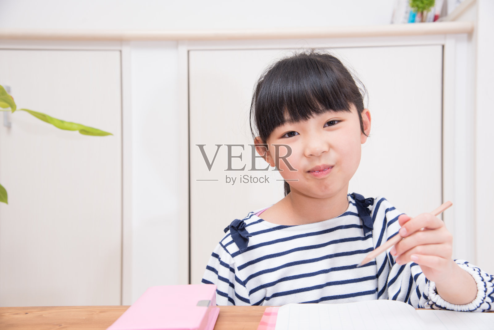 日本小学生在客厅学习照片摄影图片