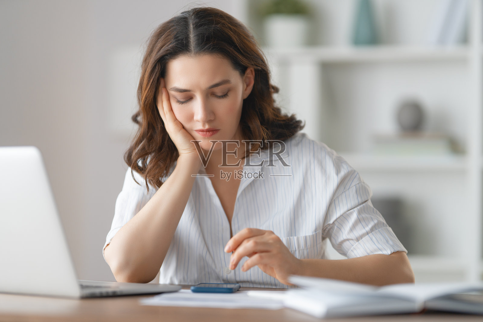 在办公室工作的女人照片摄影图片