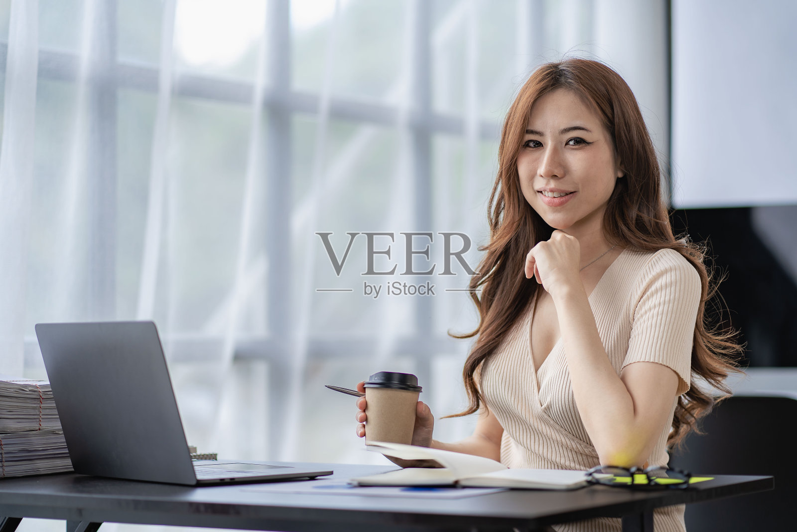 亚洲妇女在家里工作在笔记本电脑上管理她的业务在工作。文档策划，计算机，财务报告分析。商业计划投资照片摄影图片