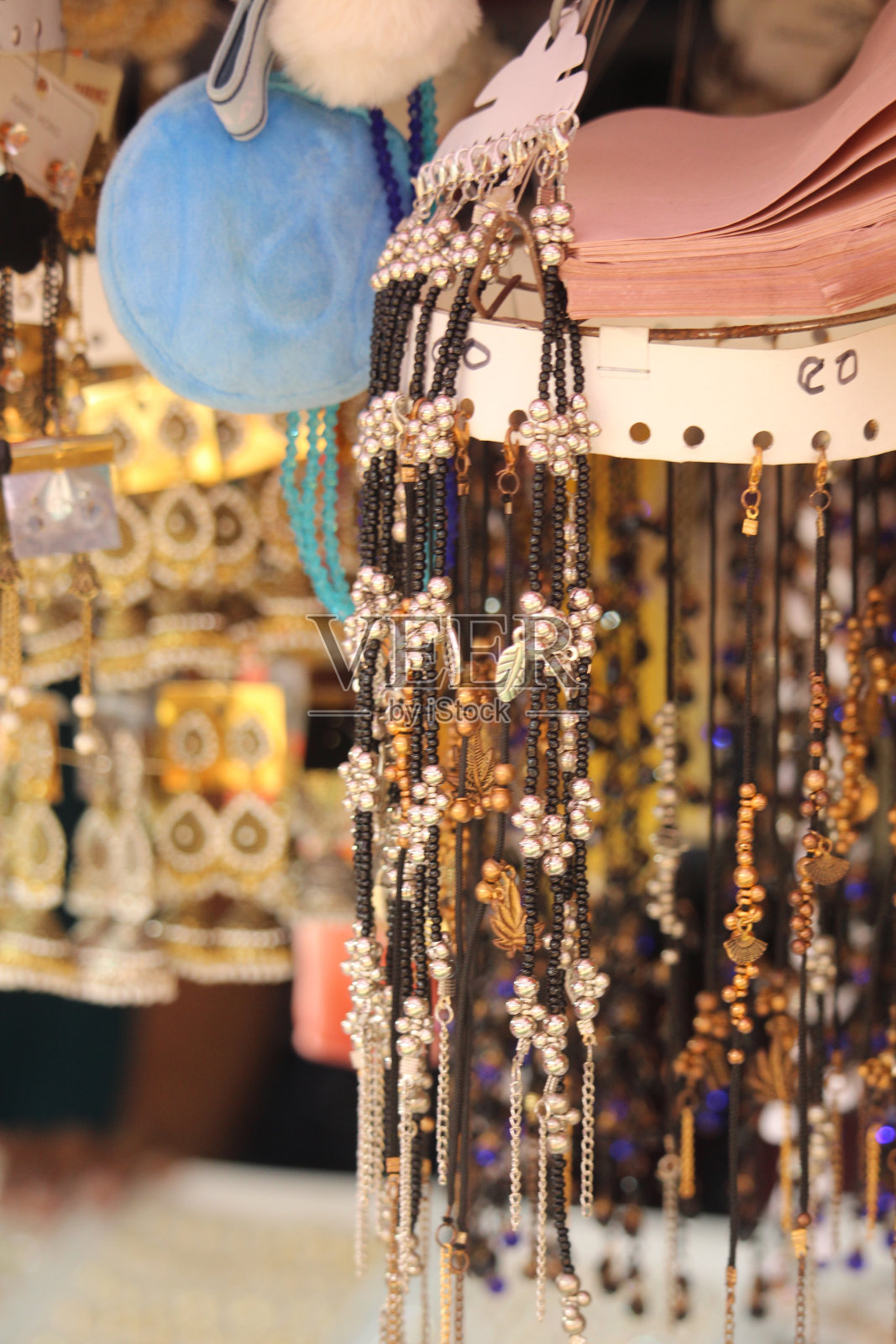 橱窗陈列的珠宝照片摄影图片