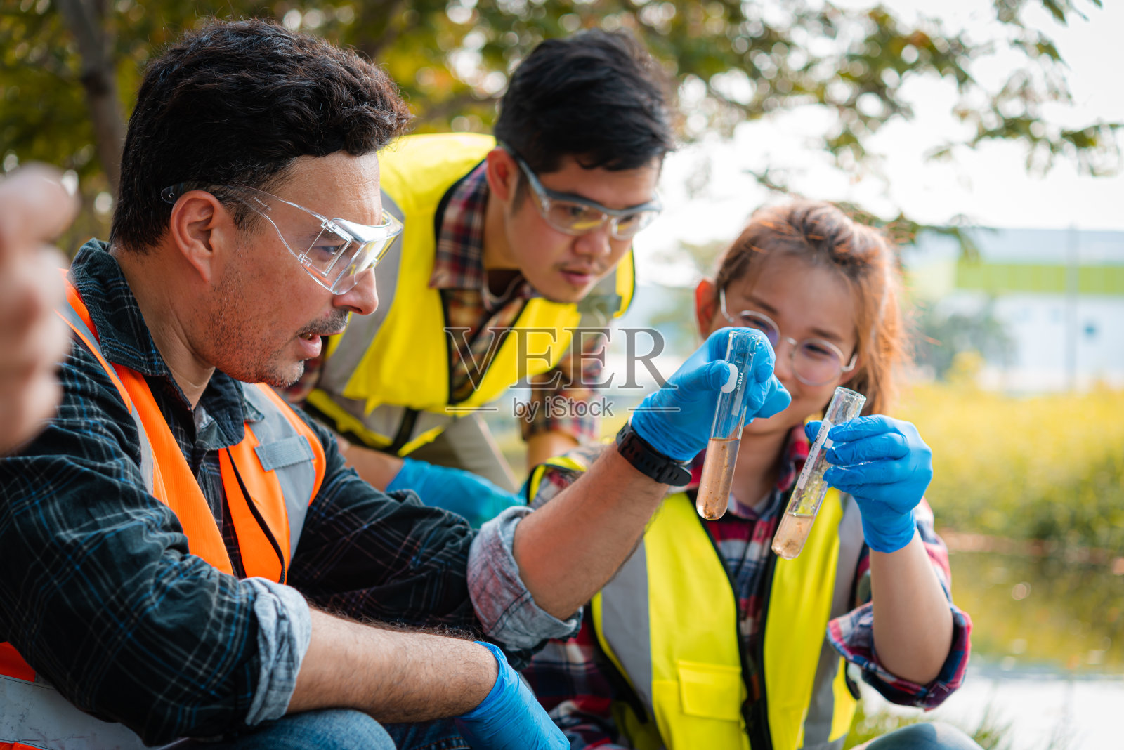 科学家团队收集水样本，用于分析和研究水质与环境，以拯救地球照片摄影图片