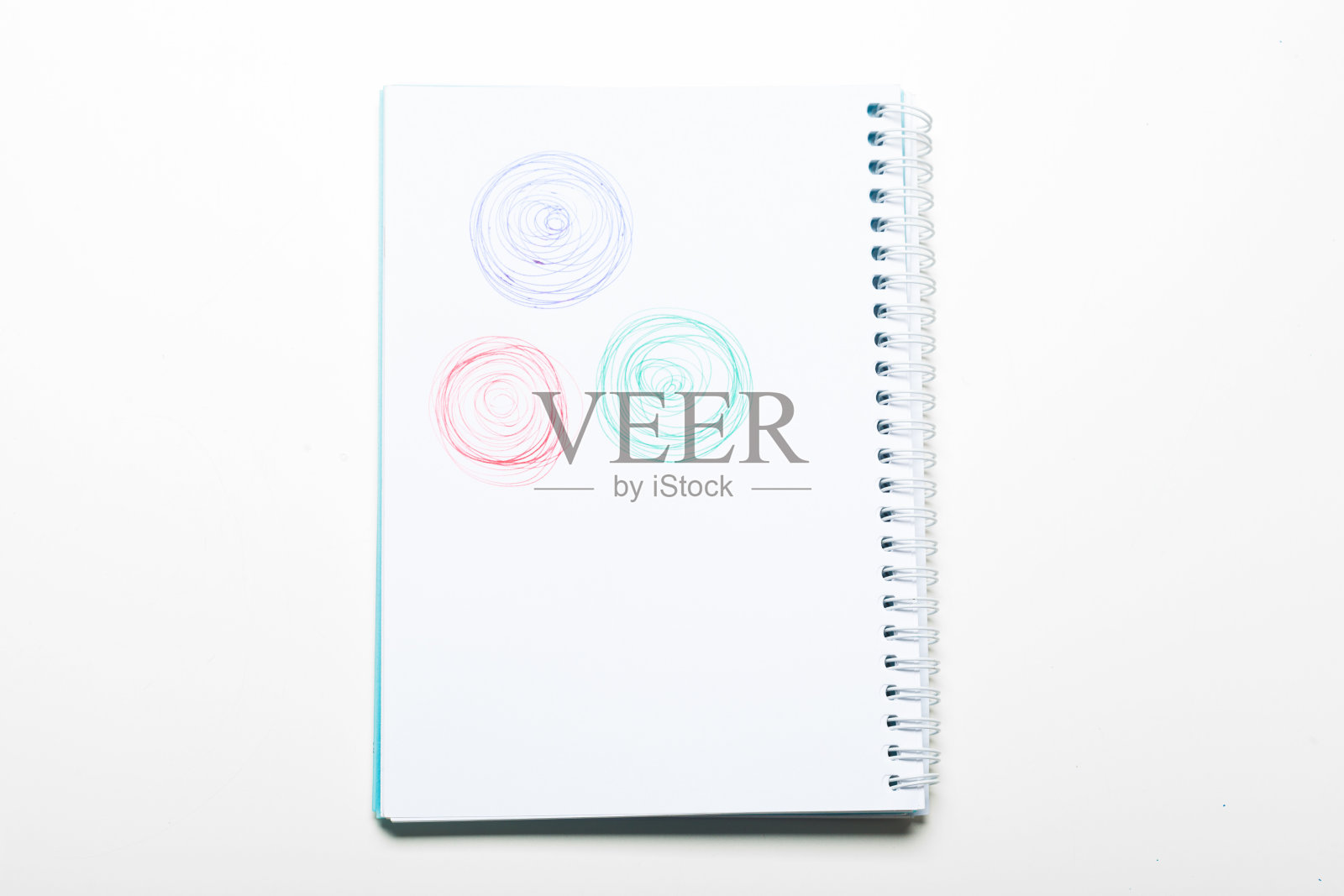 螺旋白色记事本与钢笔潦草隔离在白色背景照片摄影图片