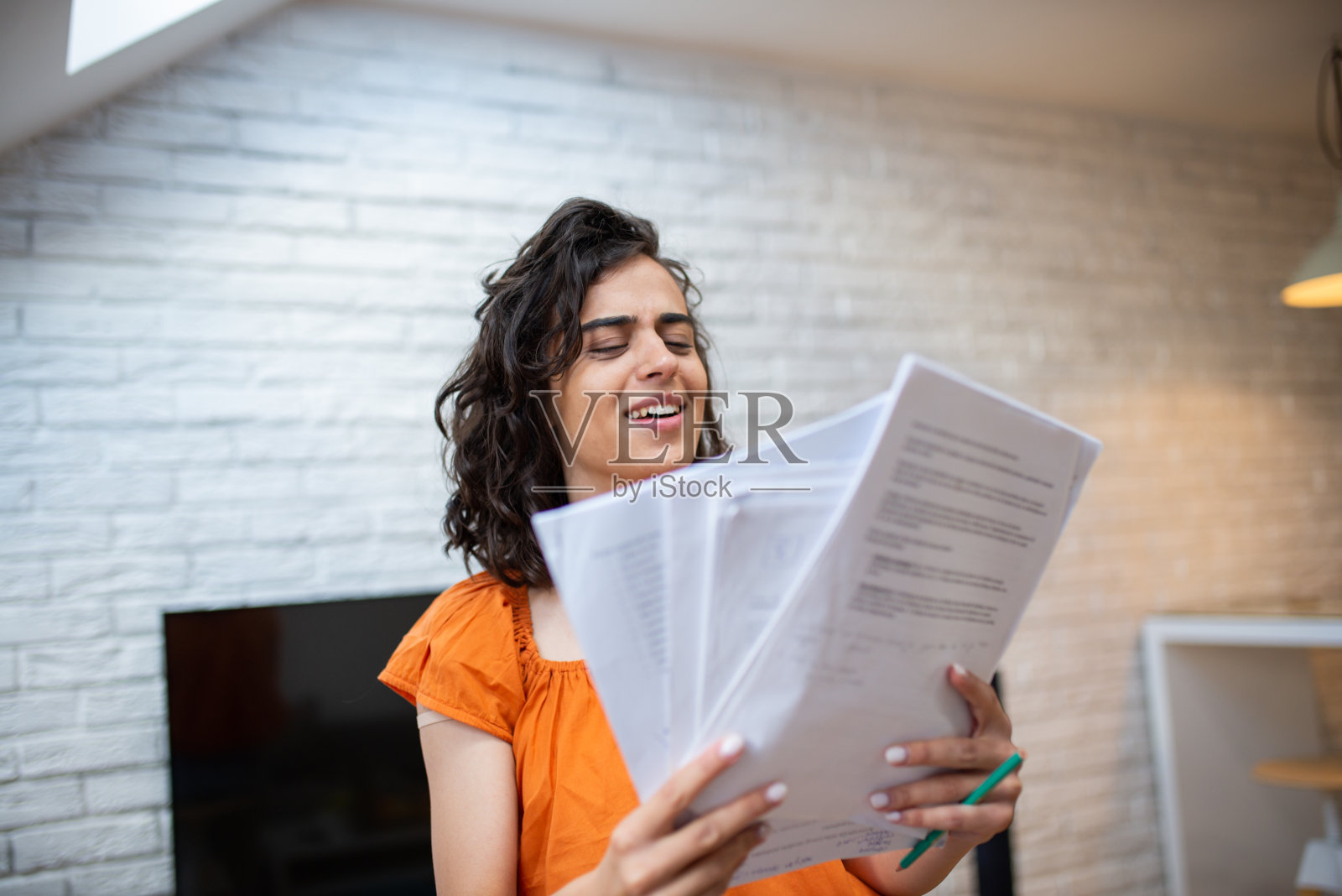 一个年轻女人在她的客厅照片里学习照片摄影图片