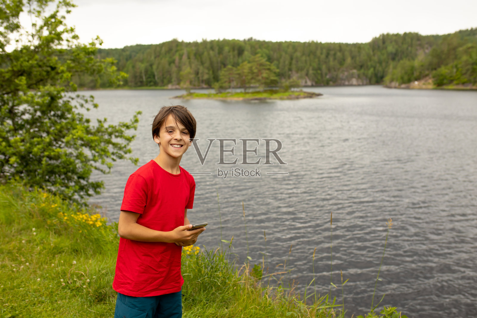 神奇的挪威自然，孩子用手机拍照照片摄影图片