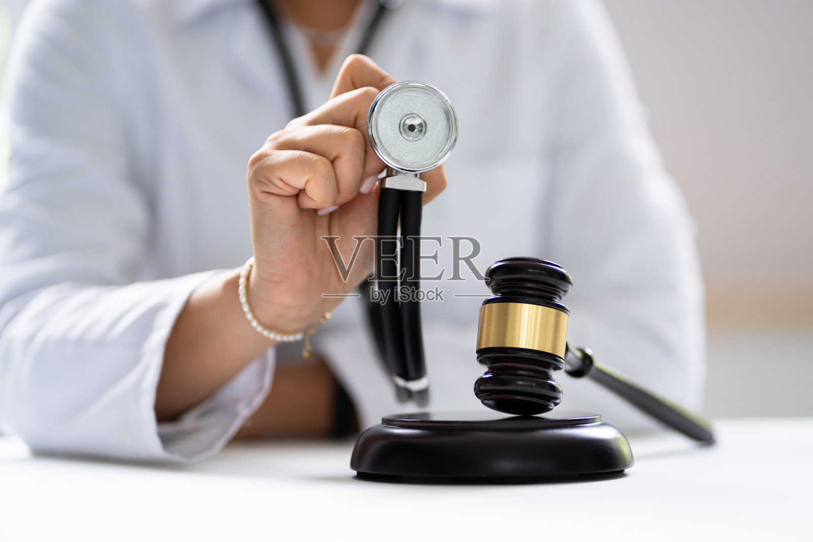 司法考试的医生。法官木槌照片摄影图片