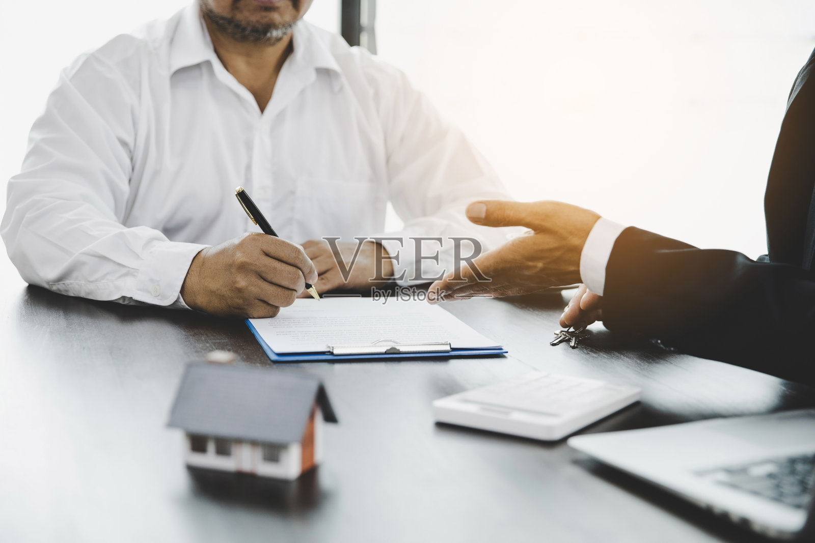 房地产经纪人谈到了房子的条件照片摄影图片