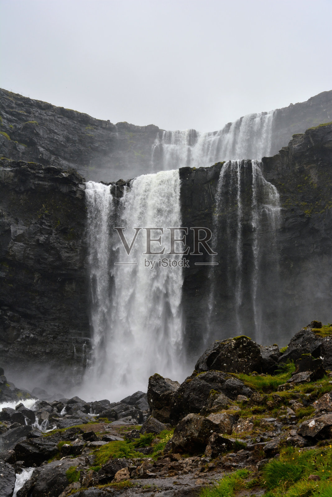 多云天气的瀑布照片摄影图片
