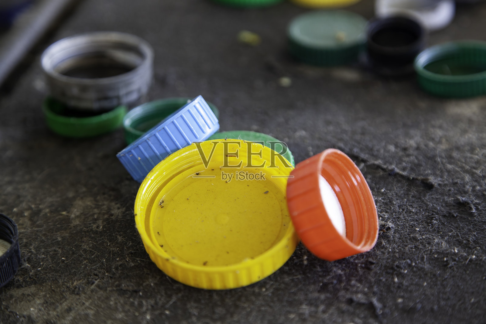 肮脏的塑料帽照片摄影图片