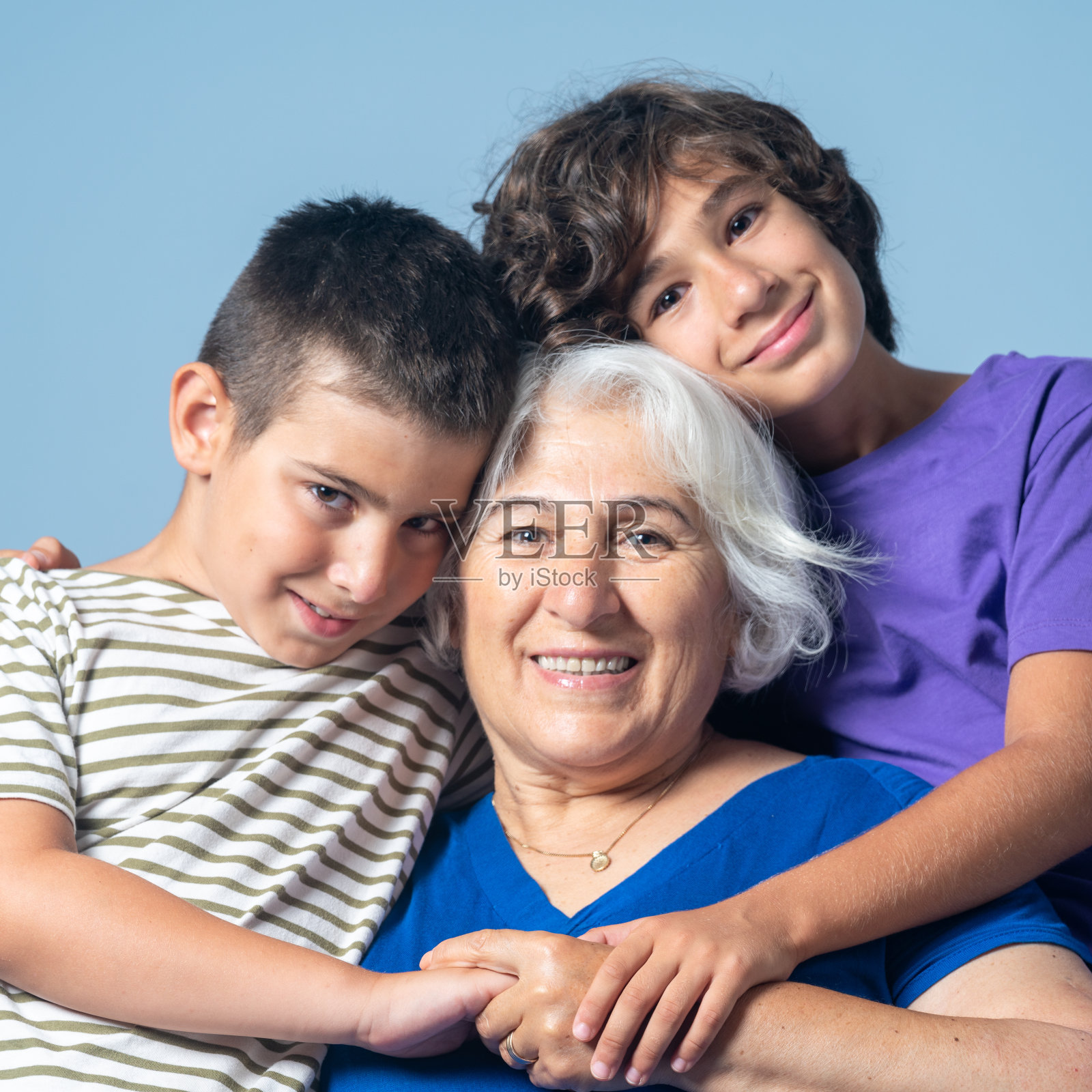 年长的祖母和两个孙子照片摄影图片