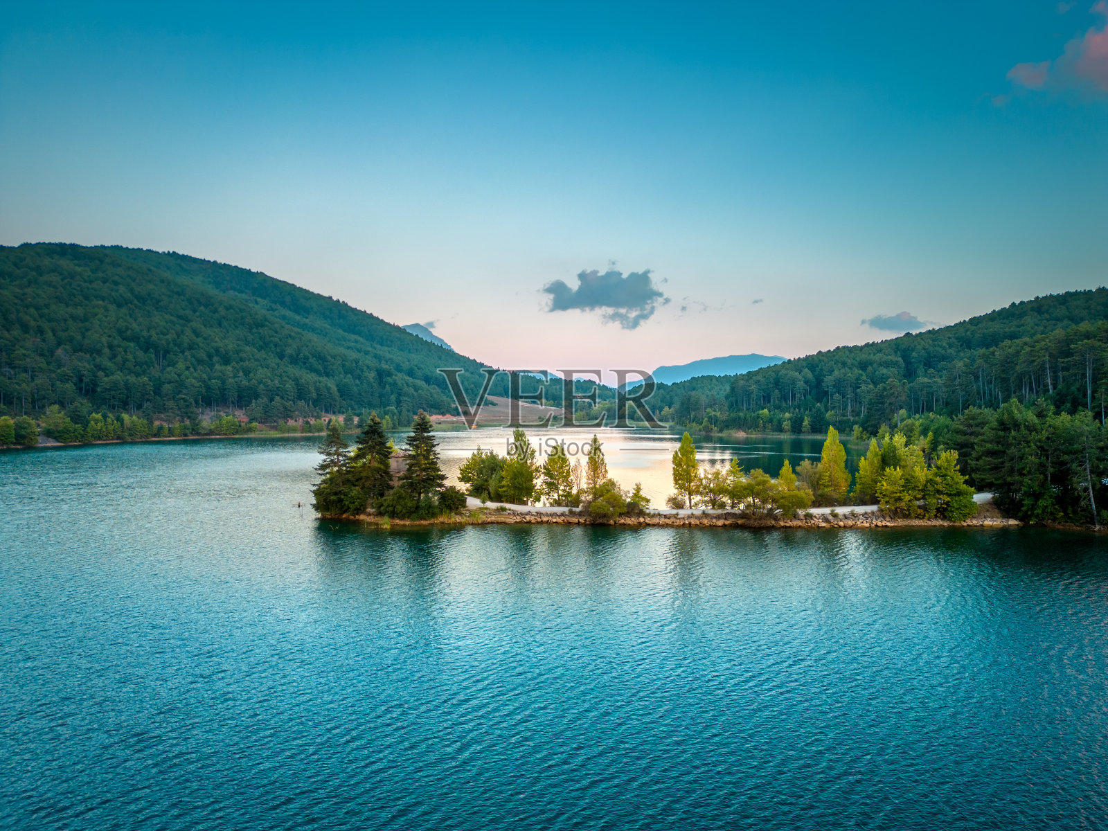 落日时分，希腊伯罗奔尼撒半岛的杜克萨湖、多xa湖、菲尼奥斯湖、尼米亚湖、Stimfalida湖的航拍全景照片照片摄影图片